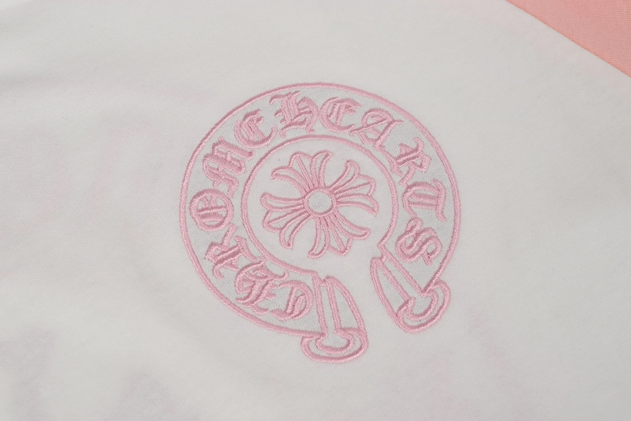 P170 Cross-border quantity model, please do not place an order if you are pursuing quality -Chrome Hearts/Chrome Hearts Xiaohongshu popular Sanskrit horseshoe stitching embroidered long-sleeved T-shirt -High weight, high density and high quality, soft, delicate and skin-friendly wool, soft and silky to the touch, excellent warmth and skin-friendly properties -Customized weaving and dyeing, no color difference, no matter the fabric or workmanship details, beat the ordinary version on the market -Colour: black with white, black with pink -Size: S M L XL